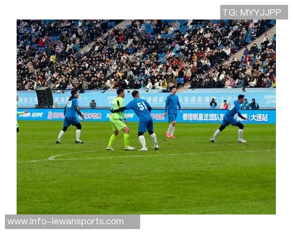 香港明星足球队成员齐聚一堂展现球技与友谊的精彩瞬间